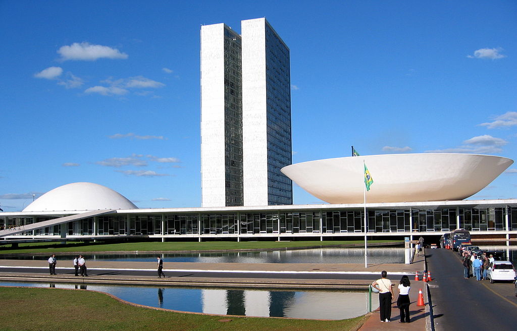 Para esta terça-feira (12), foram convocadas duas sessões deliberativas. A primeira tem como item único a Proposta de Emenda à Constituição (PEC) 77/03, que trata de mudanças no sistema político-eleitoral e da criação de um fundo público para financiar as campanhas.