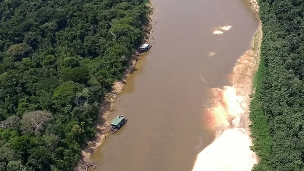 Funai, MPF e PF apuram a suspeita de que índios que vivem isolados no Vale do Javari, no oeste do Amazonas, tenham sido assassinados por um grupo de garimpeiros.