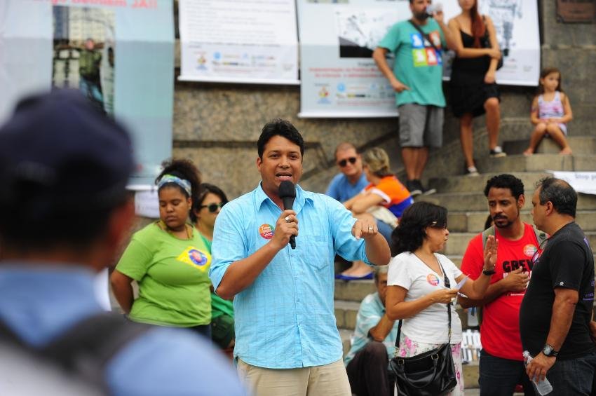 Passeata-de-Garis-no-centro-do-Rio-de-Janeiro-em-protesto-contra-a-demissao-de-integrantes-da-comissao-de-greve-da-Comlurb-foto-Fernando-Frazao-Agencia-Brasil_201412100005-850x565