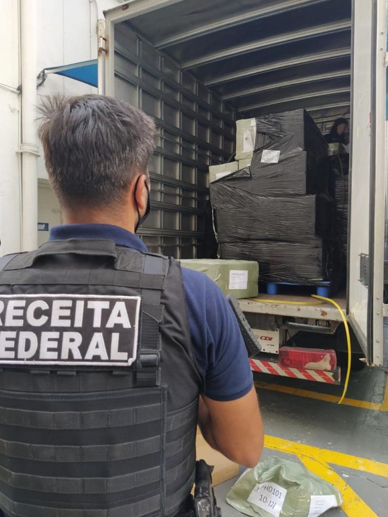 Receita Federal apreende caminhão com mercadorias - 1