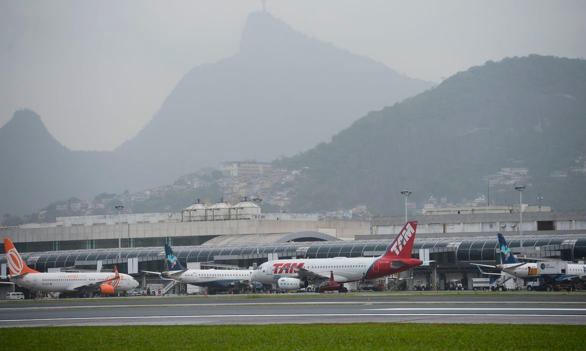 Avião na pista do Aeroporto Santros Dumont após reforma.