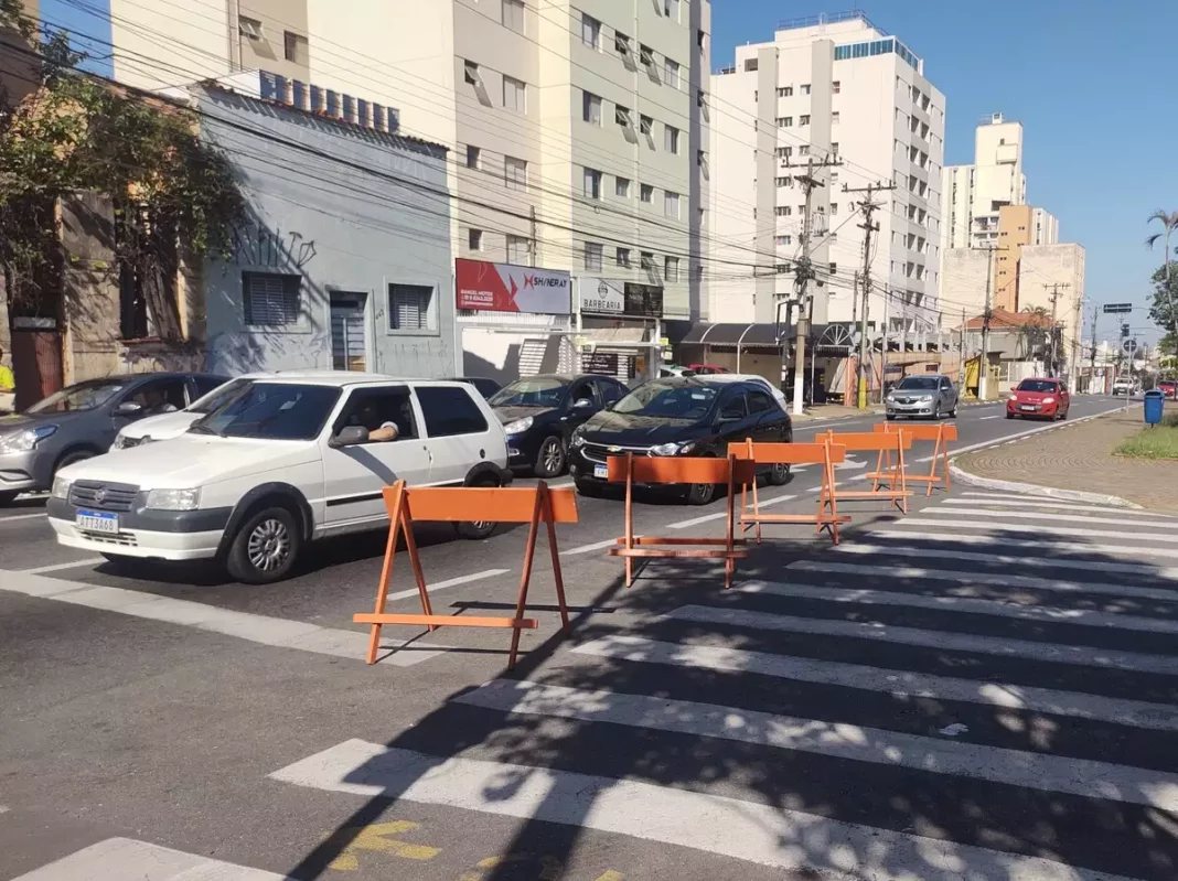 Trecho_da_rua_Um__no_Santa_Genebra__tem_bloqueio_viario_na_segunda-feira__18_