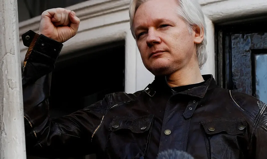 2019-04-11t093901z_722299622_rc1ff98714e0_rtrmadp_3_ecuador-assange