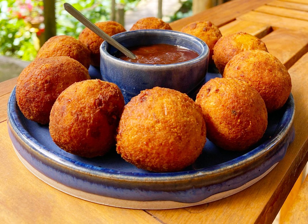 Bolinho de porco na lata com barbecue de framboesa, do Kallas da Serra - Divulgação