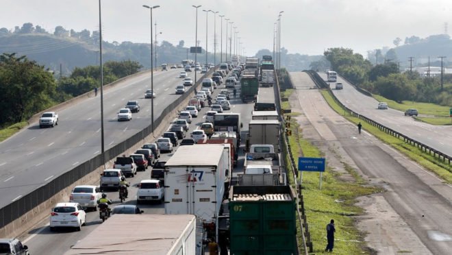 Paralisação dos caminhoneiros na Rodovia Presidente Dutra, no Rio de Janeiro.