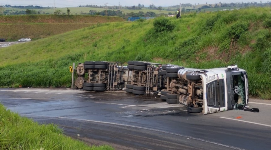 rota-das-bandeiras-2-caminhao-com-diesel-tomba-e-interdita-acesso-entre-rodovias-em-campinas-portalcbncampinas.com.br